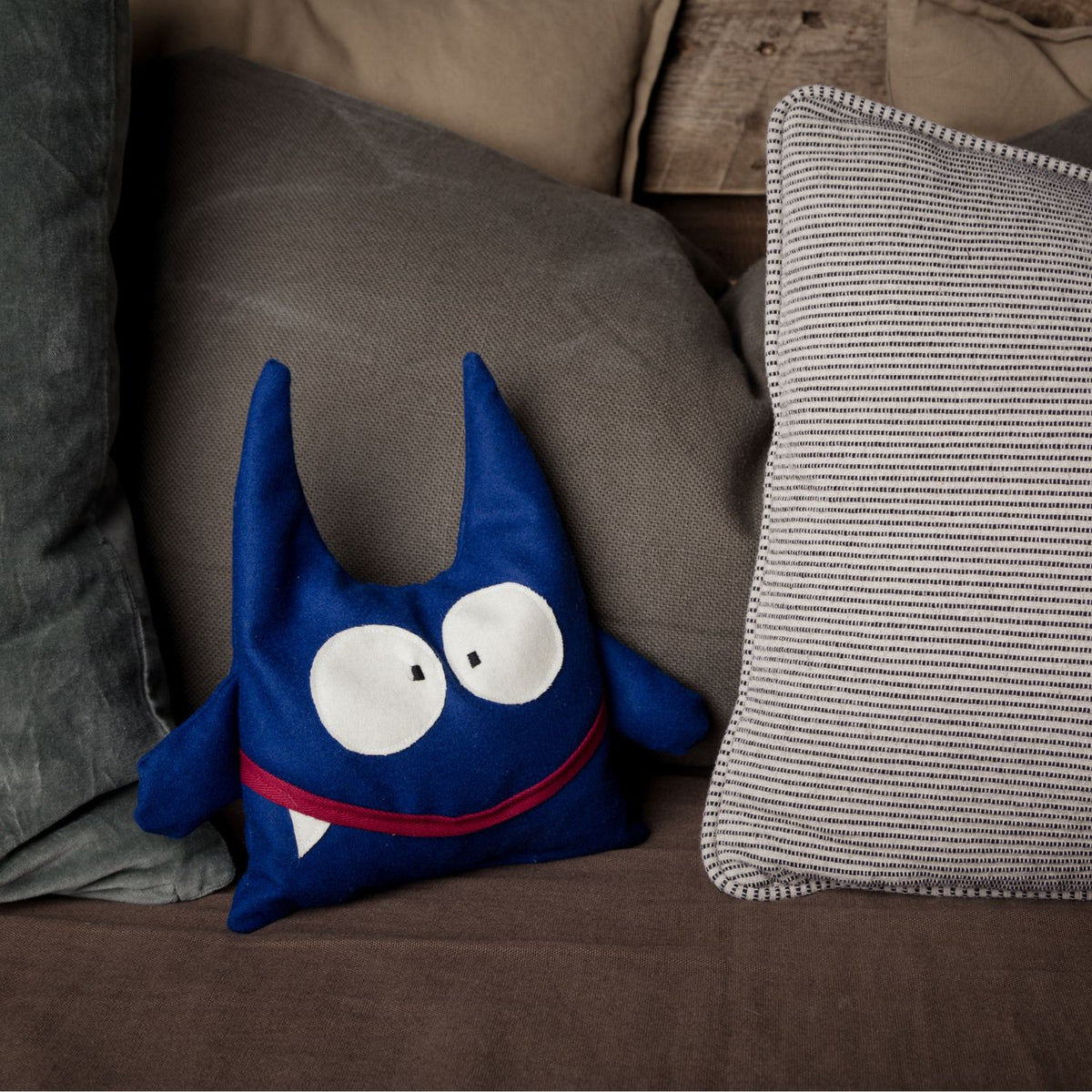Kuscheltier | Wassermonster 'Splashy' | Merinoloden | Zirbenholzgranulat | blau | L 18 x H 31 x T 6 cm
