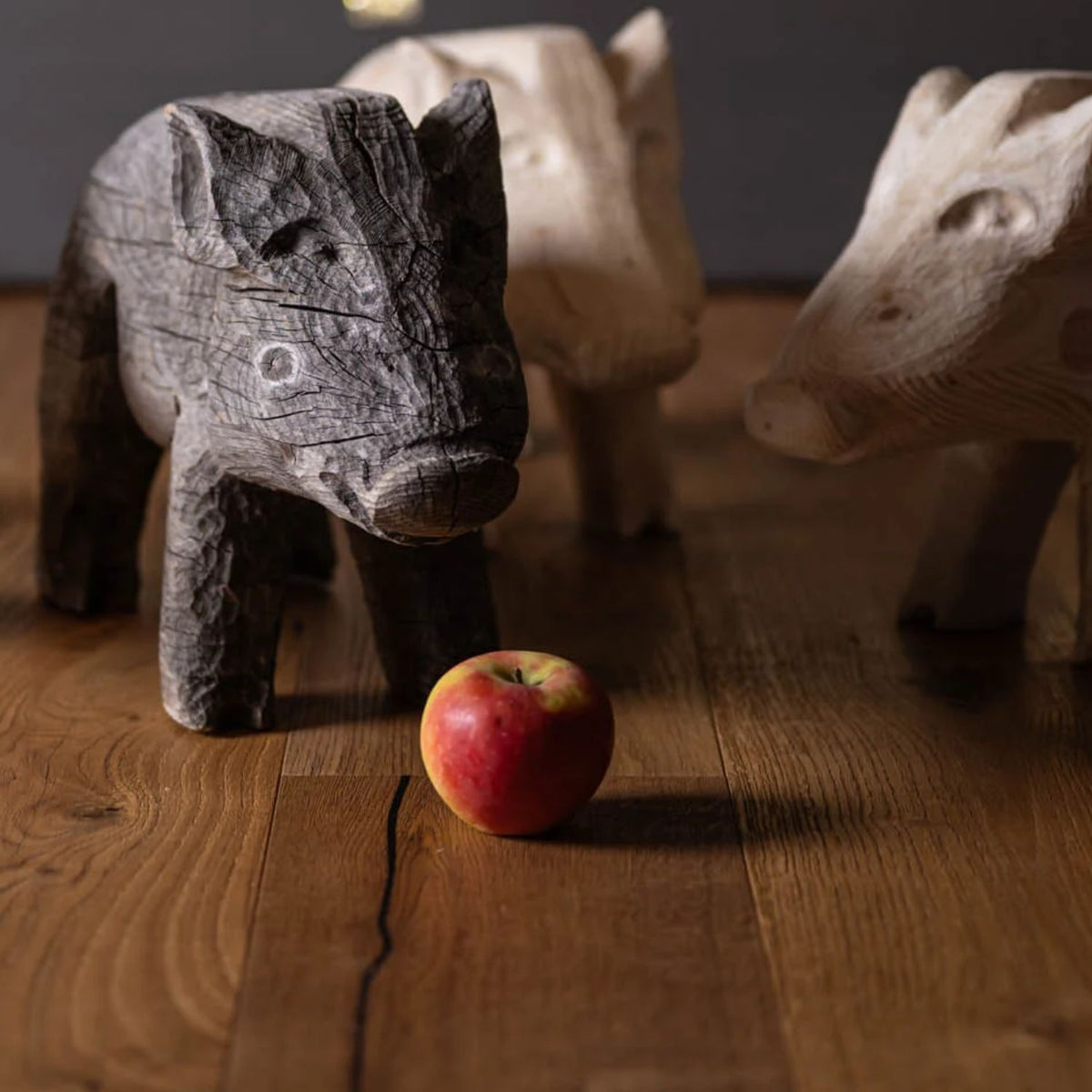 Ferkel aus Fichtenholz |  mit runden Zirbeneinlagen | H 27,5 x B 15 cm | Made in Austria