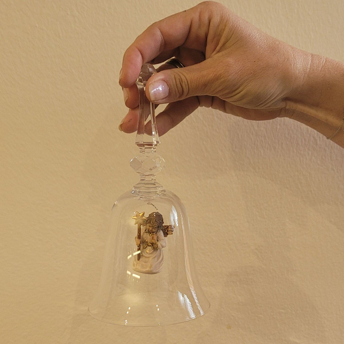 Kristallglocke 'Glockenengel Noten' | DM 9,5 x 18 cm | Glasglocke | Ahornengel bemalt