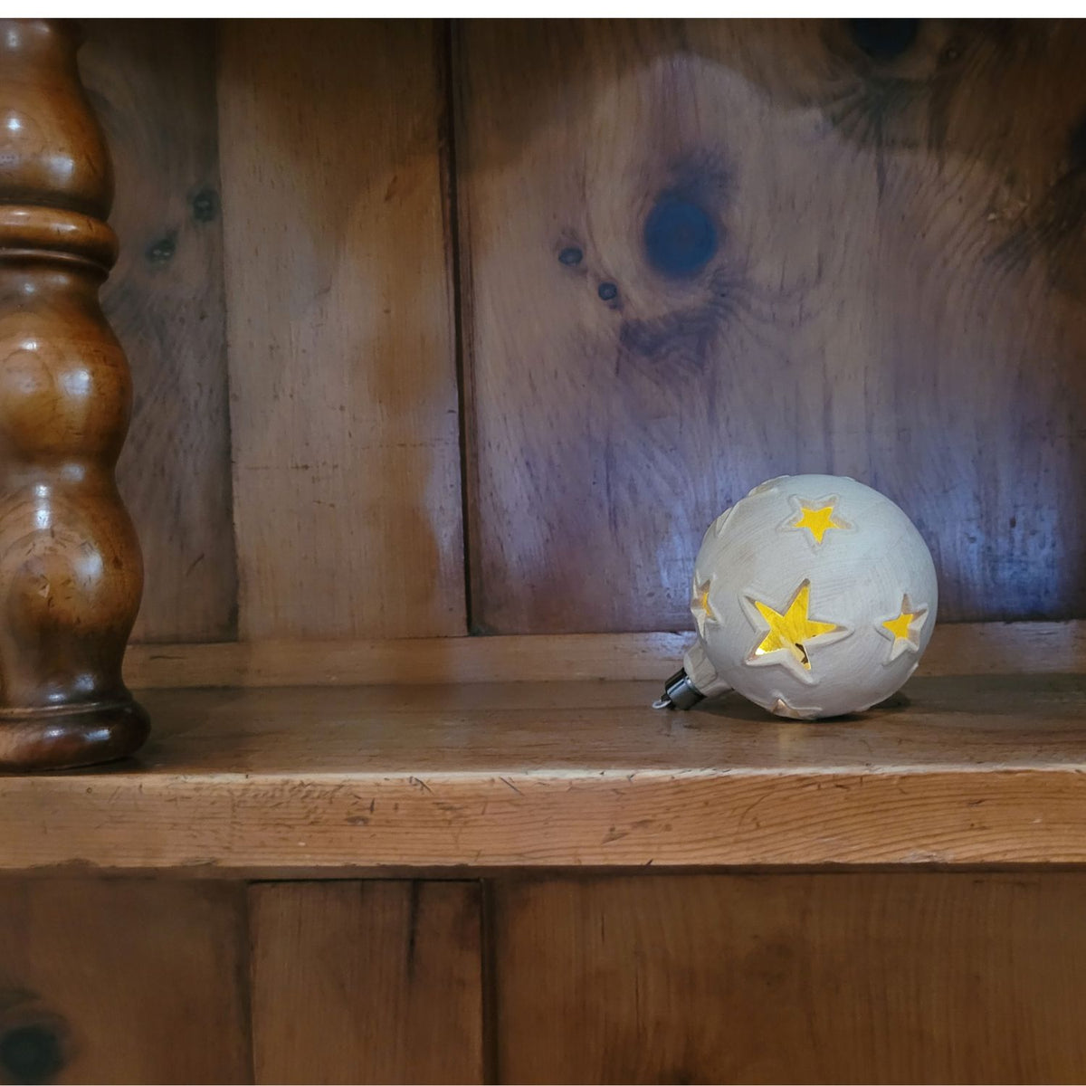 Weihnachtskugel | Sterne | hohl mit Aufhänger | Zirbenholz | Durchmesser 8 cm