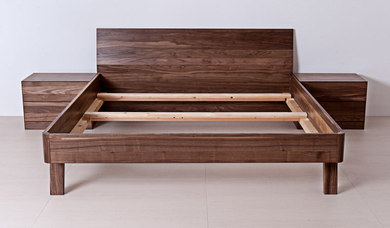Klassisches Massivholzbett 'Style' -  90x200 Astfichte mit Wasserlack behandelt