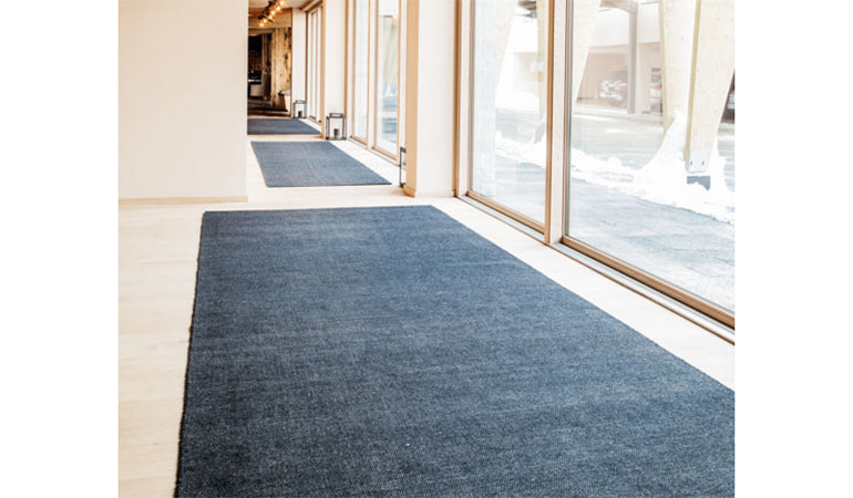 Handgewebter Teppich in verschiedenen Farben 'Breezy Floor' 0.8x2 grau gewalkt