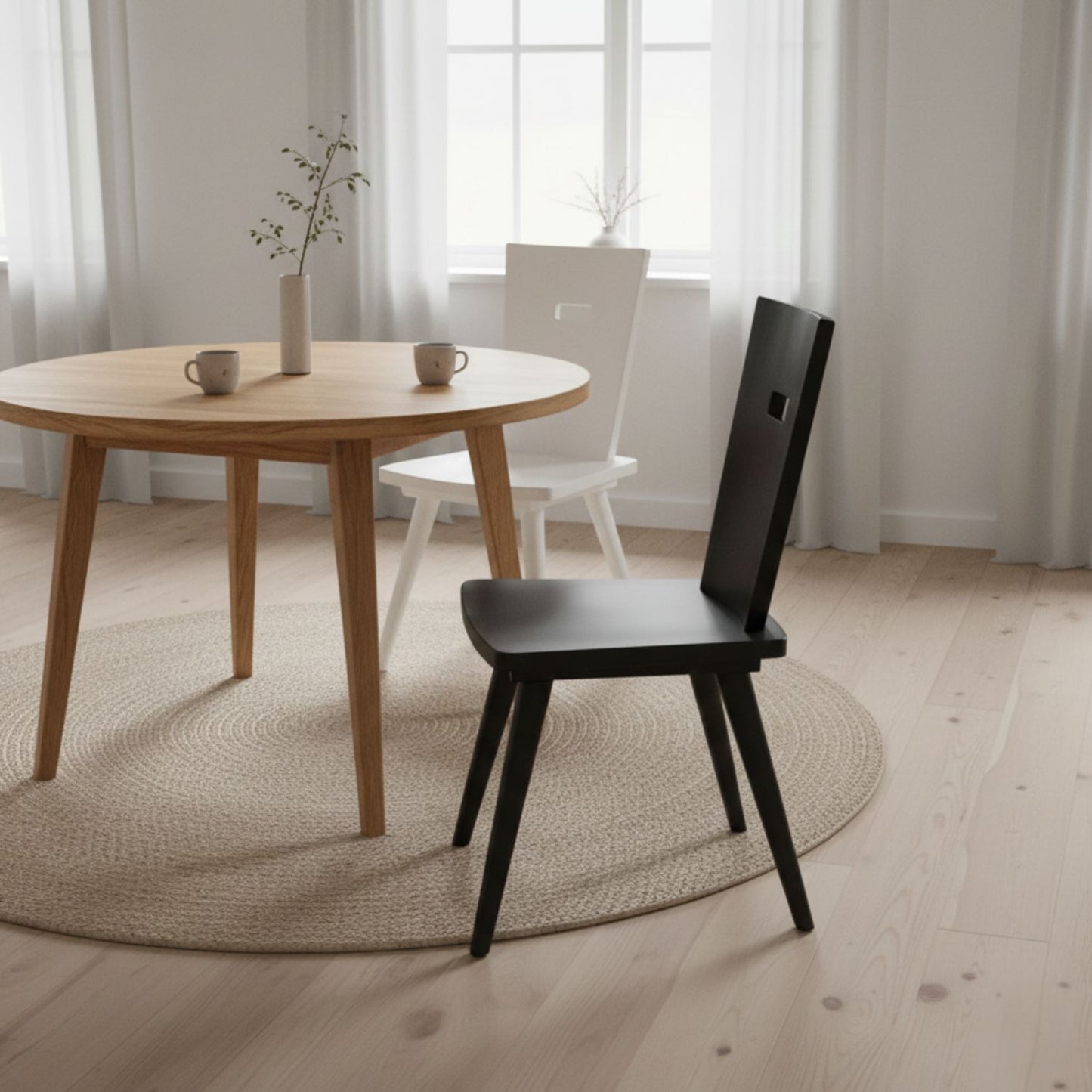 Eleganter Stuhl  'Black or White' | Vollholz Buche | deckend lackiert | Griff rechteckig | in Schwarz oder Weiß erhältlich