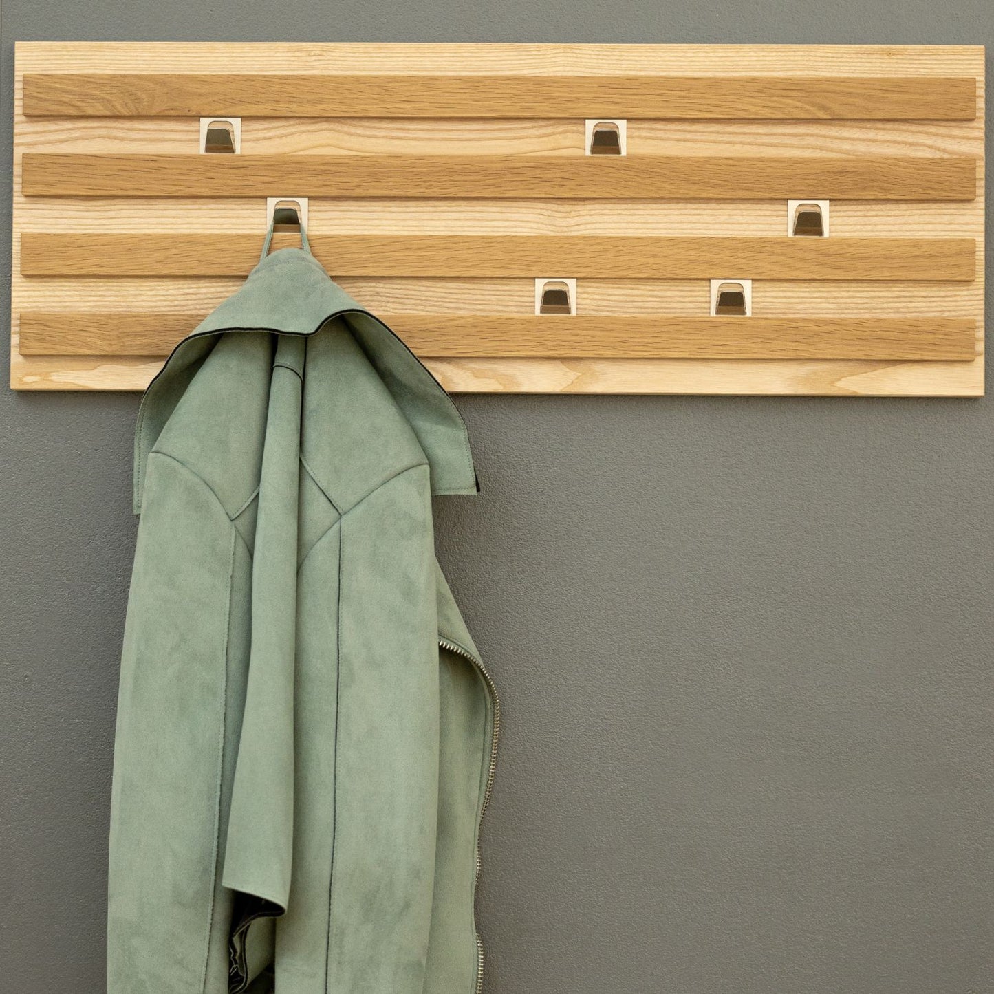Wandgarderobe | verschiebbare Haken | L 78 x B 28 x H 2,4 cm | Esche und Eiche | Made in Germany