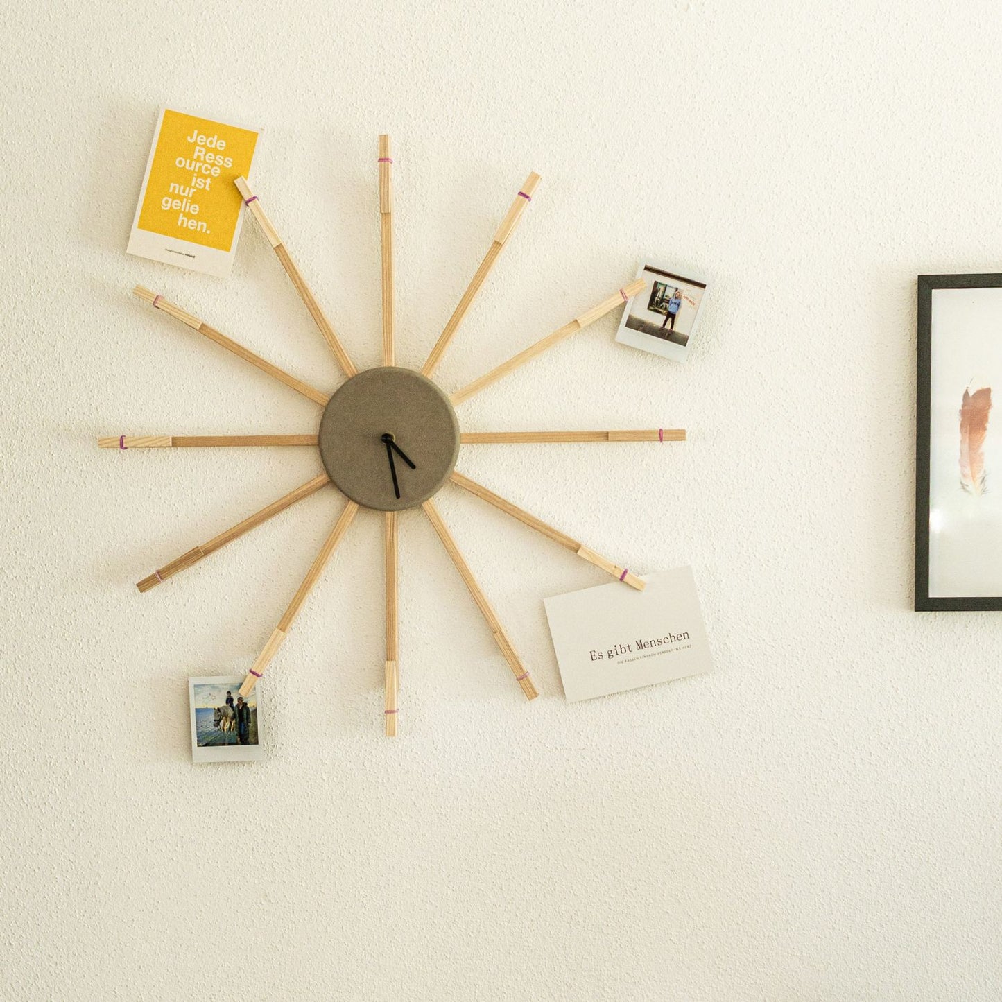 Wanduhr 'Solea' | Platz für Fotos | Esche, Holzfaserplatte | Anthrazit | DM 60 cm | Made in Germany