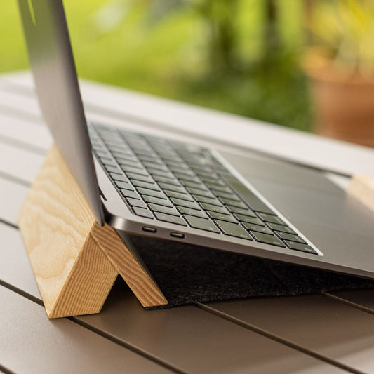 Laptophalter 'Gipfel' | Esche, Wollfilz | B 21 x T 5,7 x H 6,2 cm | ausklappbar | Made in Germany