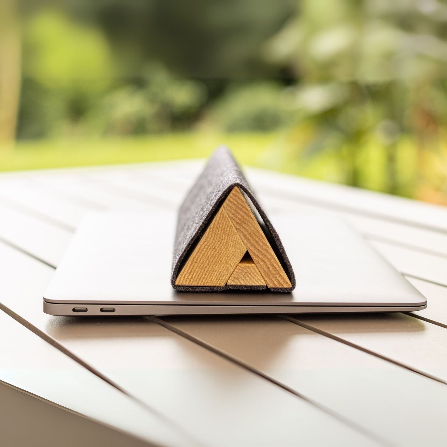 Laptophalter 'Gipfel' | Esche, Wollfilz | B 21 x T 5,7 x H 6,2 cm | ausklappbar | Made in Germany