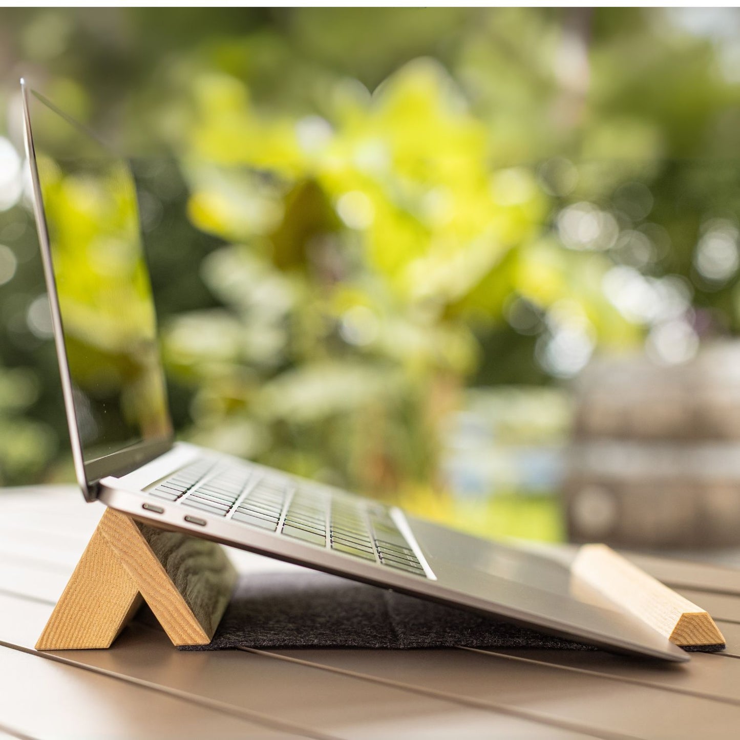 Laptophalter 'Gipfel' | Esche, Wollfilz | B 21 x T 5,7 x H 6,2 cm | ausklappbar | Made in Germany