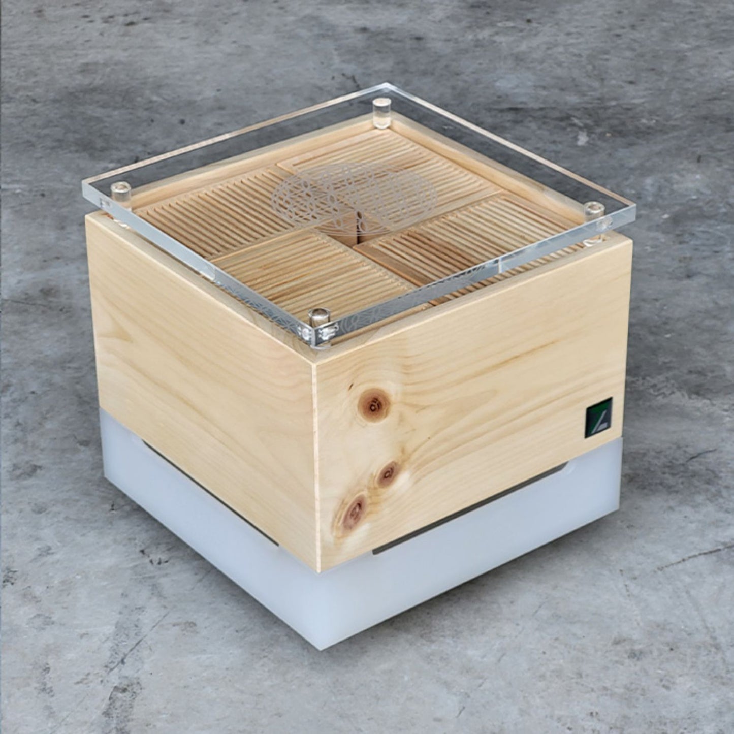 Zirbenlüfter ‘Kubus Premium’ | für 40 m² | flüsterleiser Ventilator | Lichtfarben wählbar |  für Privat und Büro | Made in Austria