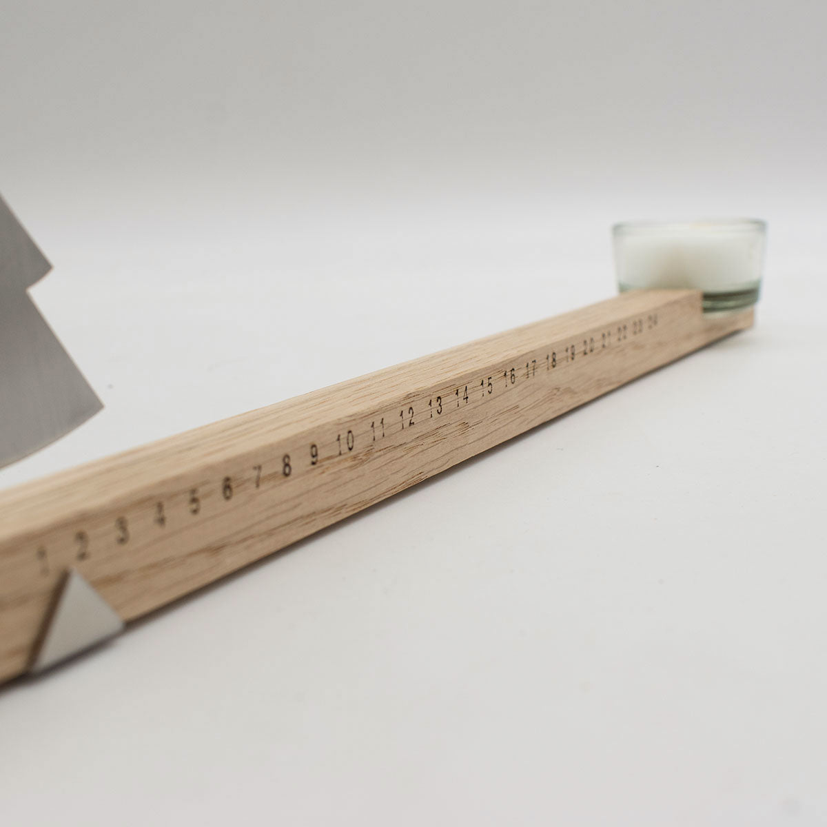 Minimalistischer Adventskalender | Eichenholz | mit Teelicht und Edelstahl Datumsanzeige