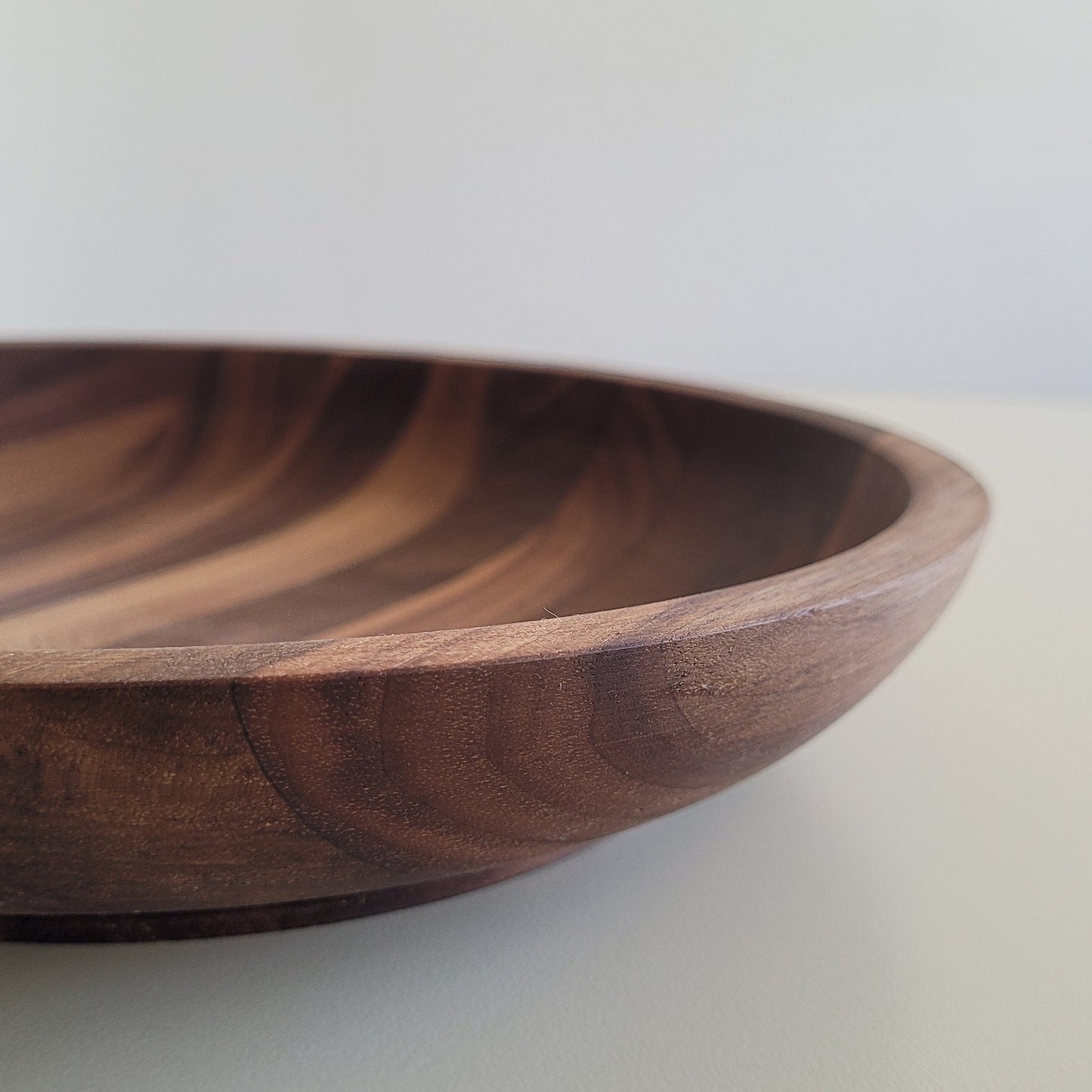 Schale, Schüssel | in Nussholz  | rund  24,5 x 4,5 cm | Made in Europe