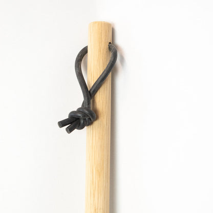 Kehrset - Kehrbesen L 1,35 m & Kehrblech mit Handfeger | aus Eiche und Rosshaar | mit schwarz lackiertem Aluminium