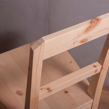 Rustikaler Stuhl 'Loki' aus massivem Zirbenholz | stabil und langlebig | inkl. Teflongleiter | hergestellt in Südtirol