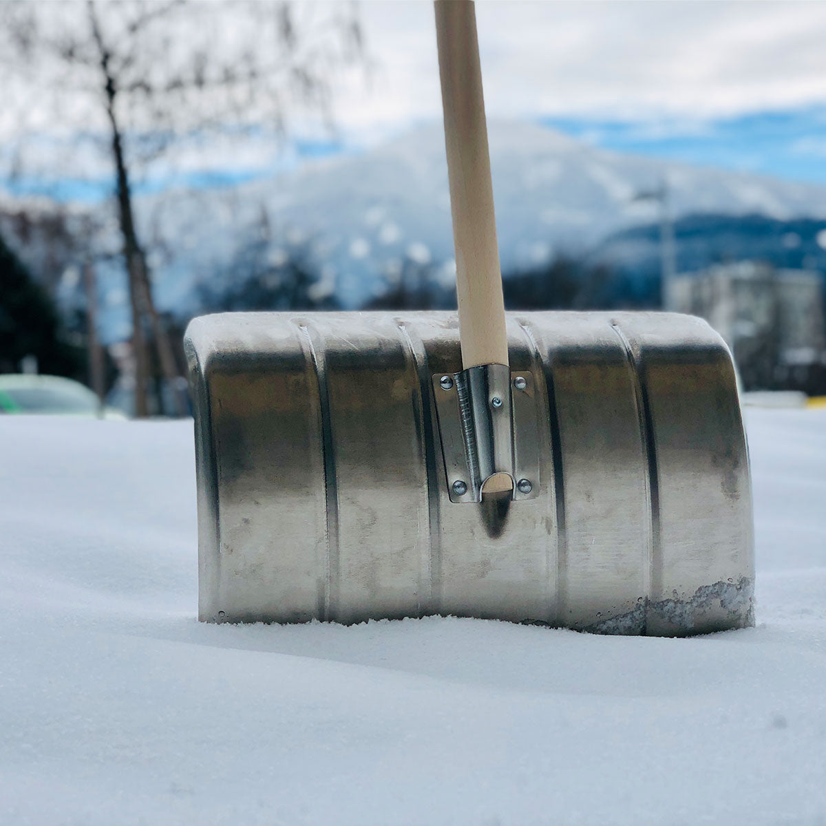 Alu-Schneeschieber/Schneeschaufel mit Hartholzstiel | extra schneeabweisend | Stiellänge: 140 cm | Blattbreite: 50 cm | Gewicht: 2 kg - Made in Austria