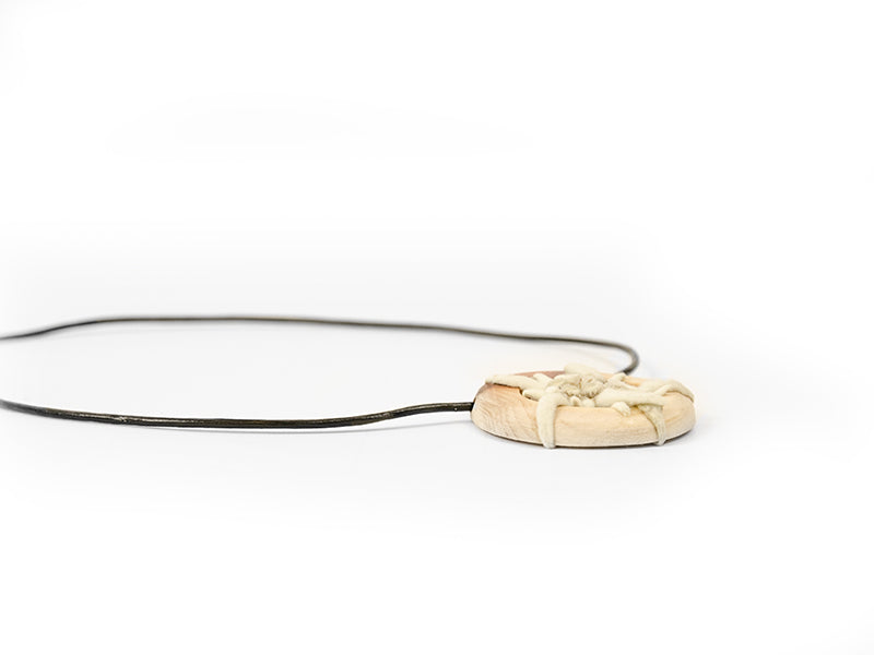 Elegante Zirbenholzkette mit echtem Edelweiss - 'White Beauty'