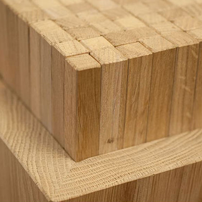 Ergonomischer Massivholz Hocker | 'Brick by Brick' | 576 dynamische Stifte | 42x42x44 cm | metallfrei | in verschiedenen Holzarten