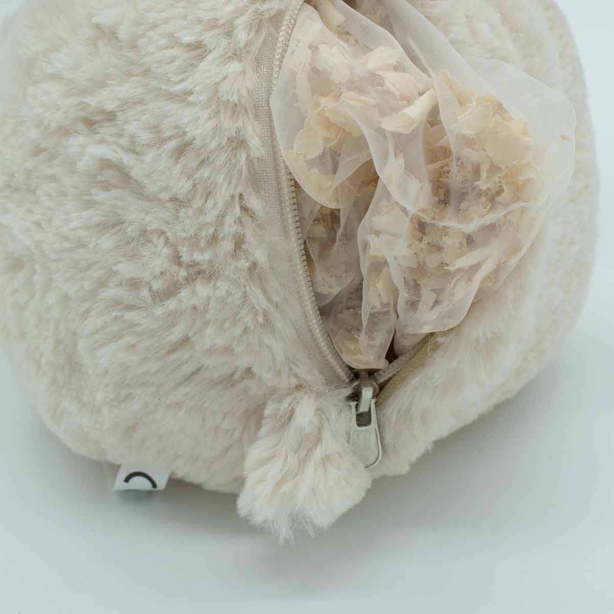 Kuscheltier aus den Tiroler Alpen Schaf 'Flora' Höhe 36 cm befüllt mit Zirbenspänen - Handarbeit aus Österreich