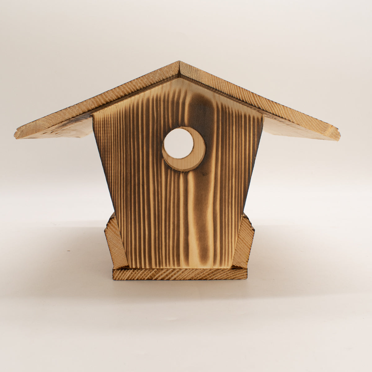 Vogelfutterhaus im schlichten Design aus gebrannter Fichte