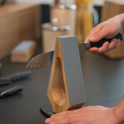 Hochwertiger Messerschärfer MK II aus Eichenholz mit abnehmbaren Schleifsteinen