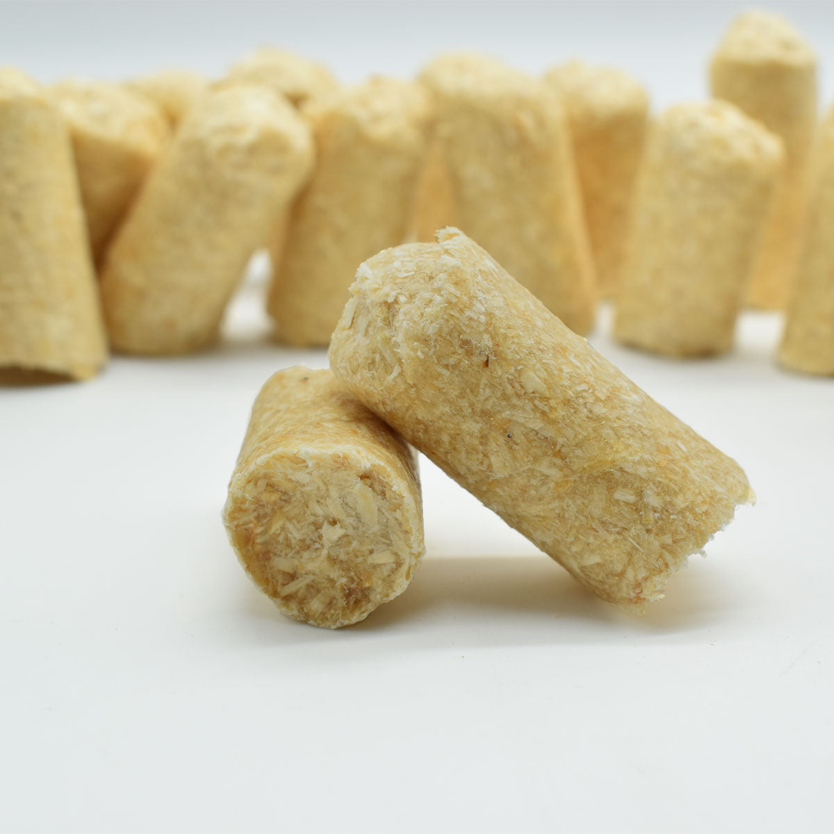 Nahaufnahme des Anzünders mit mehreren Anzündern im Hintergrund