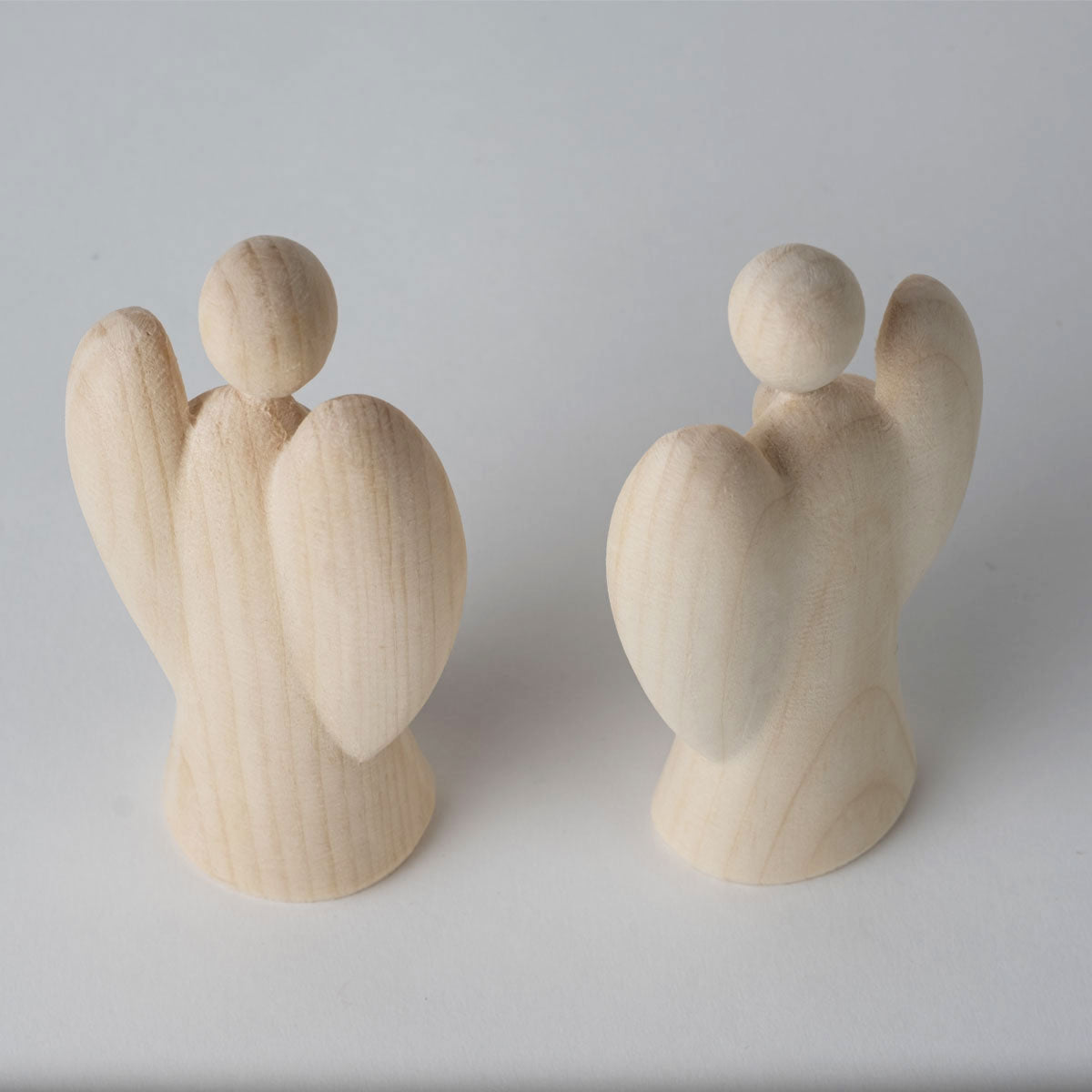 von Hinten ein ENgelspaar aus Zirbenholz