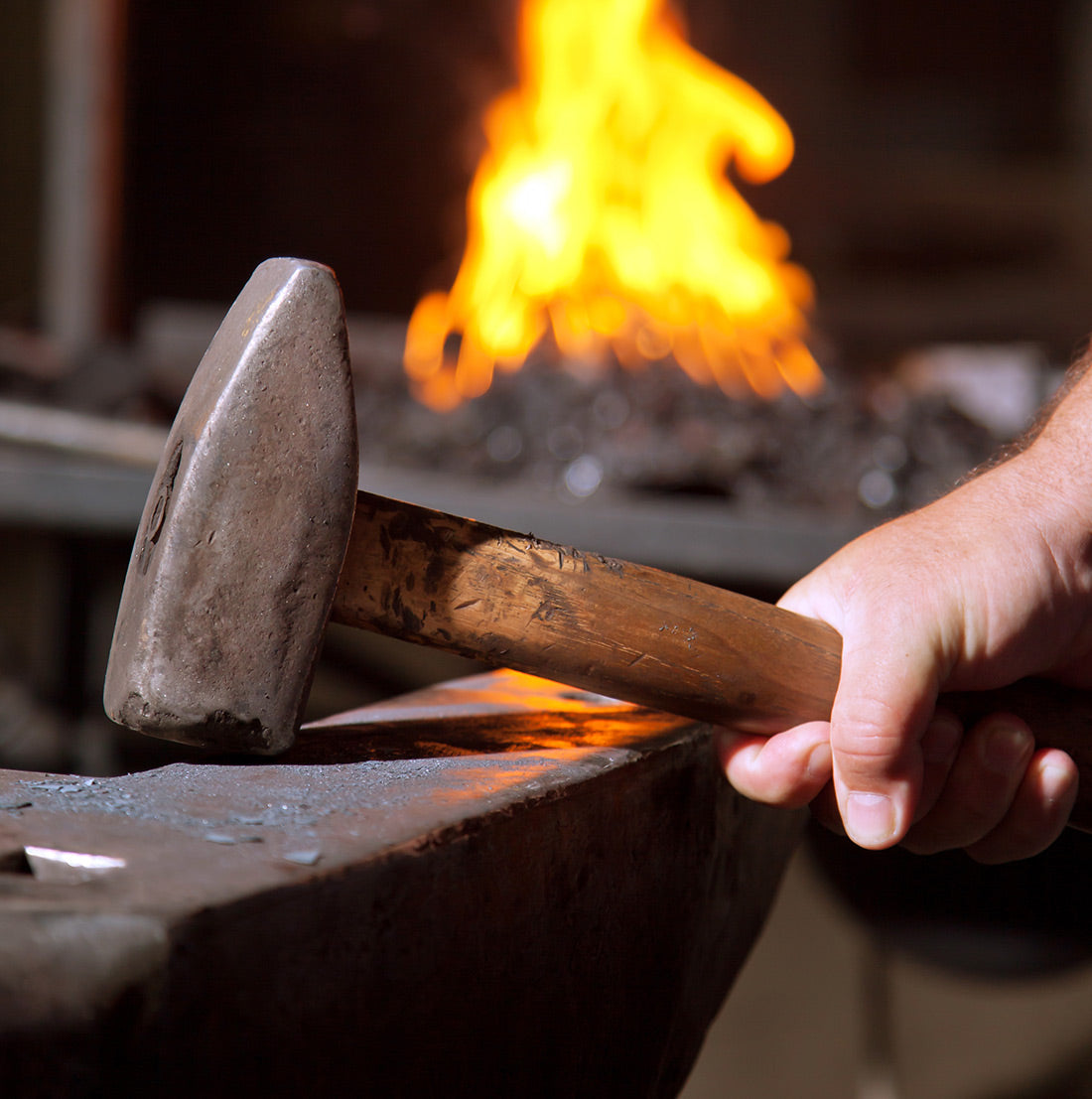 Krafts Jäte- und Gartenhacke mit 3 versetzten Zinken Gewicht 1.100 g mit einwandfreiem Eschenstiel 130 cm und im Feuer gehärteten Stahl 100% handegemacht in Deutschland
