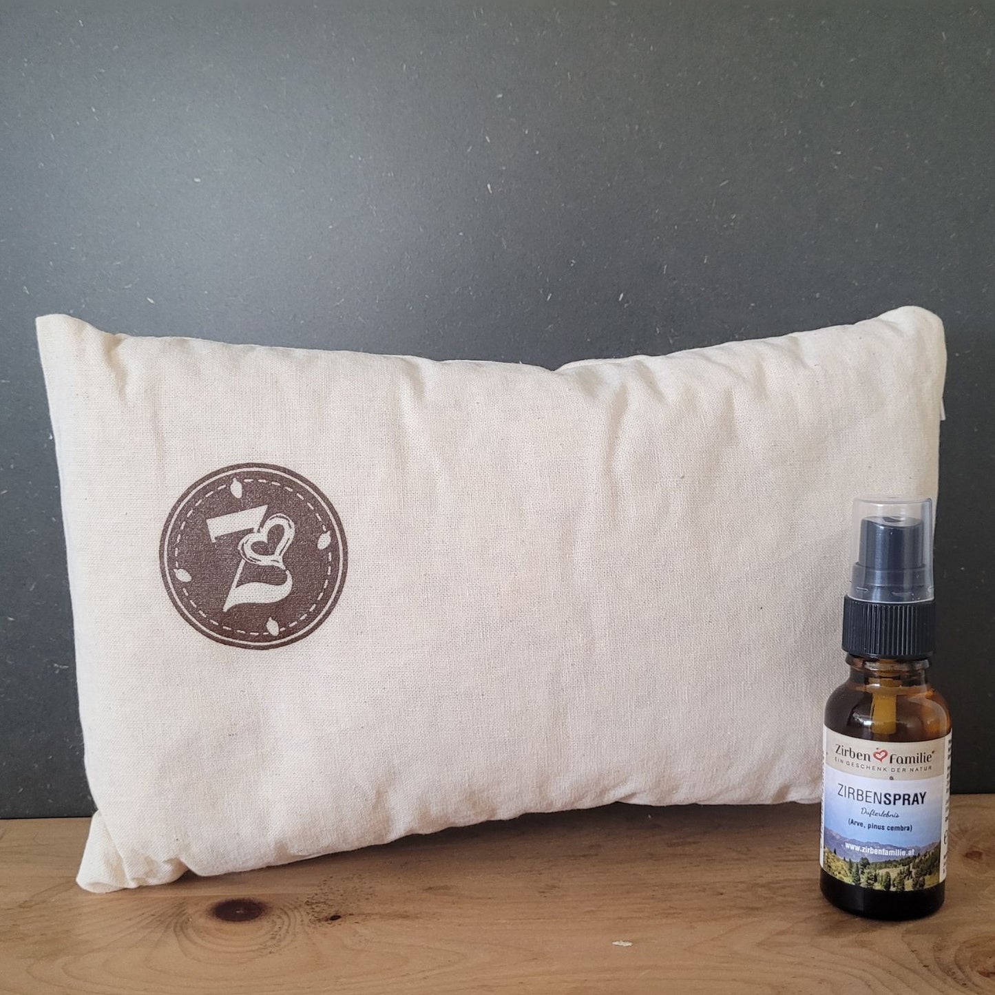 Set "Kissenschlacht" | Baumwollkissen Natur  25 x 15 cm | gefüllt mit  gehobelten Zirbenflocken | Zirbenspray 20 ml