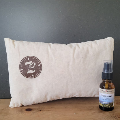 Set "Kissenschlacht" | Baumwollkissen Natur  25 x 15 cm | gefüllt mit  gehobelten Zirbenflocken | Zirbenspray 20 ml