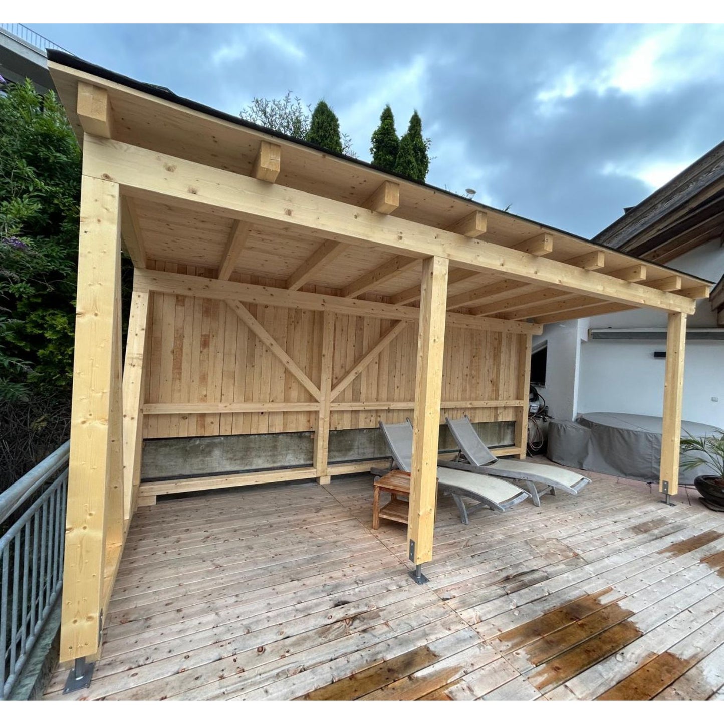 Terrassenboden | Fichte massiv | B 9 x St 3,5 cm, Länge 4 Meter | pro m² | sichtbar geschraubt | inkl. Unterkonstruktion | inkl. Lieferung & Montage | Made in Austria
