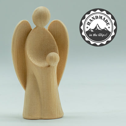 Einzelner Schutzengel aus Zirbenholz mit homade in the alps Sigel