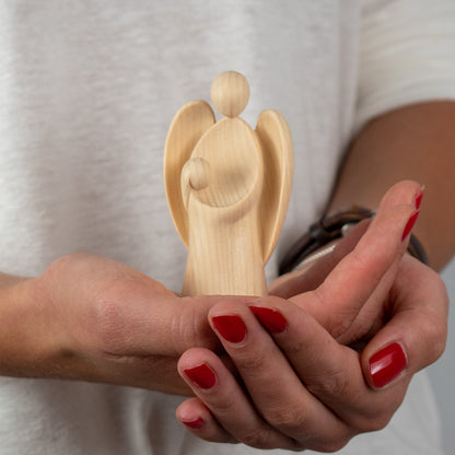 Hände als Schale. in der Hand ein Schutzengel